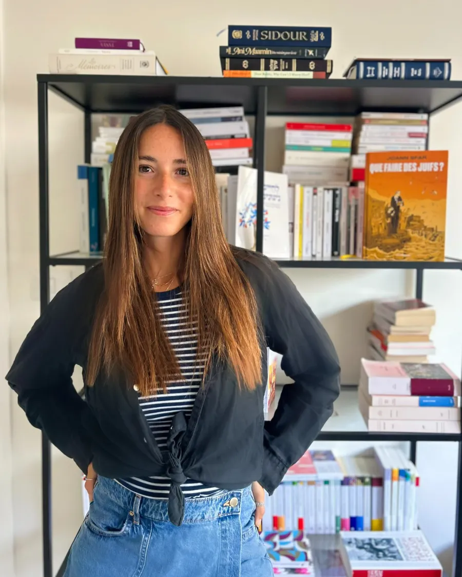 Audrey Klein, biographe, devant sa bibliothèque
